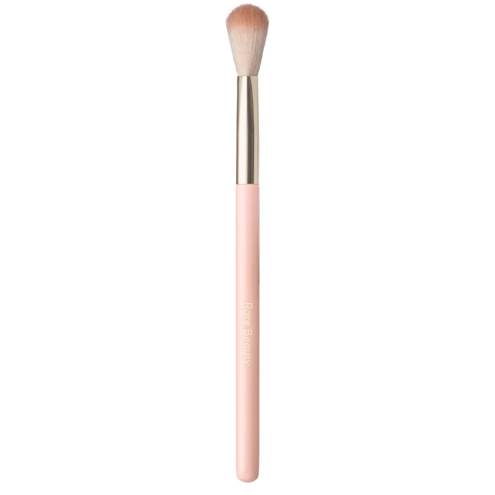 RARE BEAUTY BY SELENA GOMEZ
Positive Light Precision Highlighter Brush